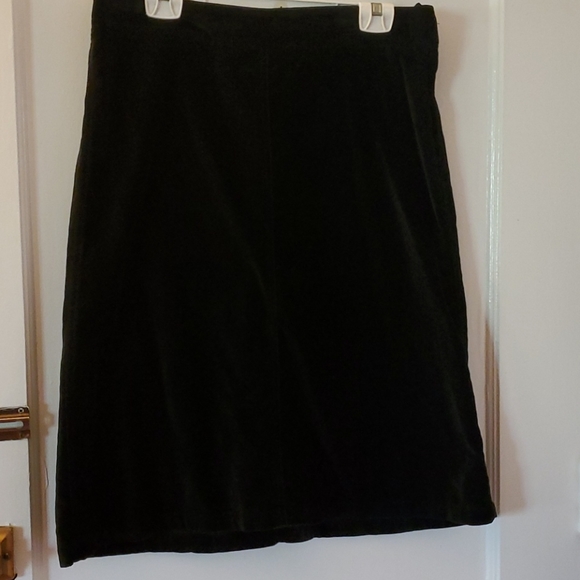 H&M Dresses & Skirts - H&M black velvet lined skirt